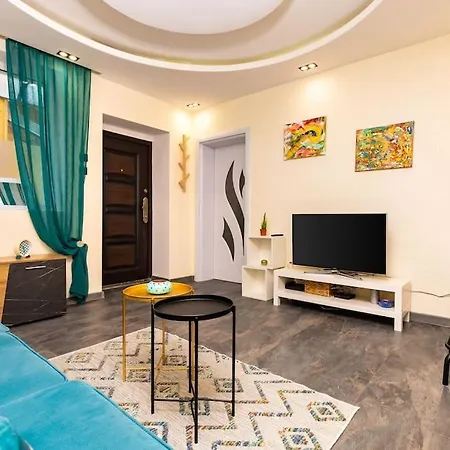 Apartment Modern 1br With Private Garden Center