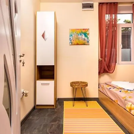 Modern 1br With Private Garden Center Apartment